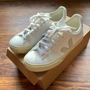 VGUC Veja Campo Sneakers